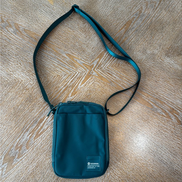 Lululemon Teal Crossbody Bag Small 7”X5”X2” Outside Pocket Strap 50” - Picture 1 of 7